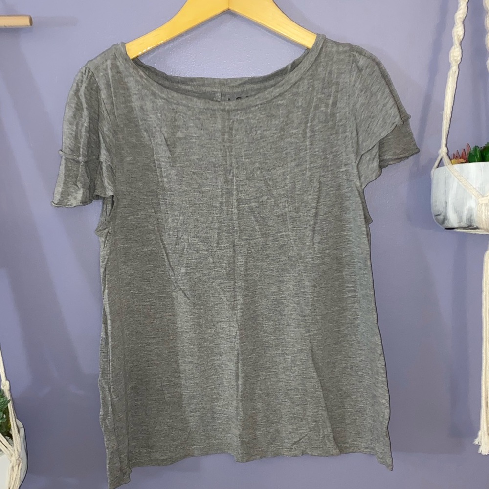 ❗️✨EVERYTHING MUST GO✨❗️MAKE AN OFFER- Loft gray top  with flutter sleeves
